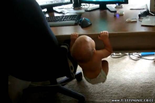 Видео бичлэг: Хөгжилтэй хүү....Can your baby do pull ups?