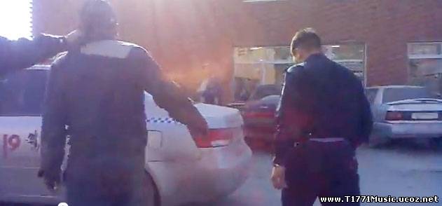 Video:: Ёс зүйгүй цагдаа хүн зодож байна