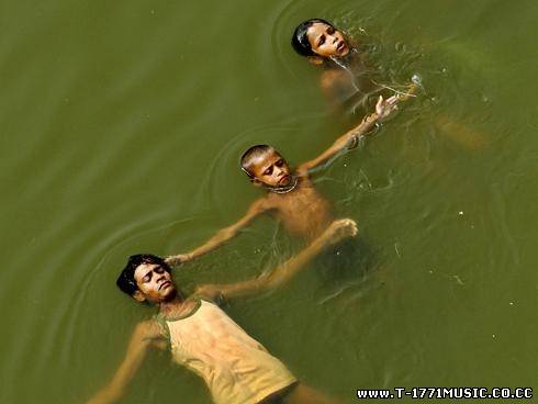 Дэлхий дахинд::Энэтхэгт хэт халууны улмаас 100 гаруй хүн нас баржээ
