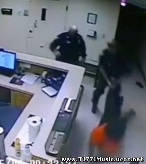 Other Video:: Цагдаа нар эмэгтэй хүнийг зодож буй бичлэг нийтэд ил болж шуугиан тарьж байна